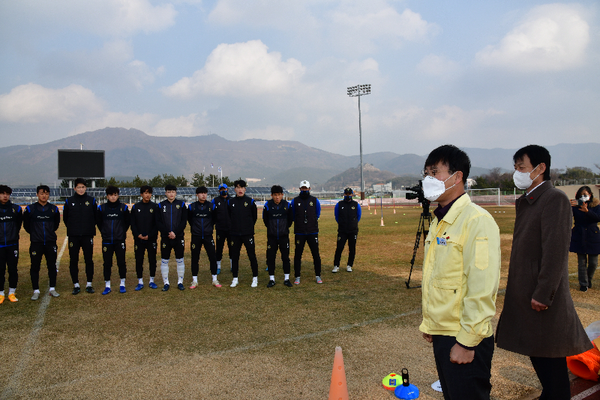 변광용 거제시장, 프로축구구단 전지훈련장 방문./ⓒ거제시