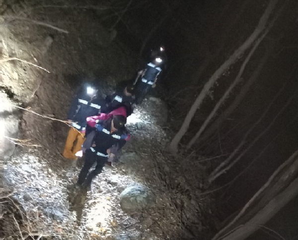 하동소방서는 지난 15일 관내 구재봉 산자락 인근에서 70대 여성이 실종됐다는 신고를 받고 야간 수색작업을 전개해 익일 새벽 1시께 실종자를 발견했다./ⓒ하동소방서