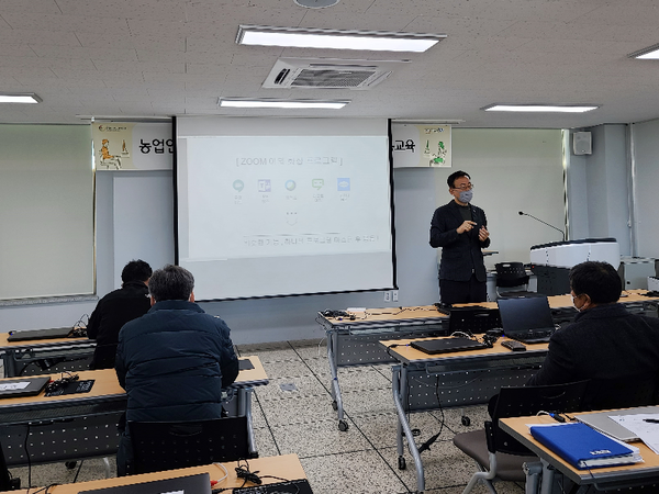 함양군은 농업기술센터 정보화교육장에서 농업인 학습단체 임원진들의 비대면 줌(Zoom)시스템 활용교육을 가졌다./ⓒ함양군