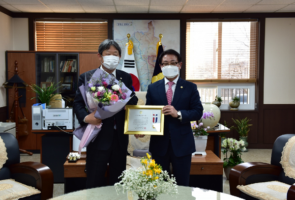 창녕군의회 이칠봉 의장은  전국시군자치구의회의장협의회에서 수여하는 지방의정봉사상을 홍성두 의원에게 전달했다./ⓒ창녕군