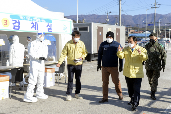 박윤국 포천시장이 코로나9 사회적 거리두기 조정과 관련한 ‘대시민 영상 브리핑’  진행 전, 임시선별소를 방문해 관계로부터 방역상황을 전해 듣고 있다./Ⓒ포천시청