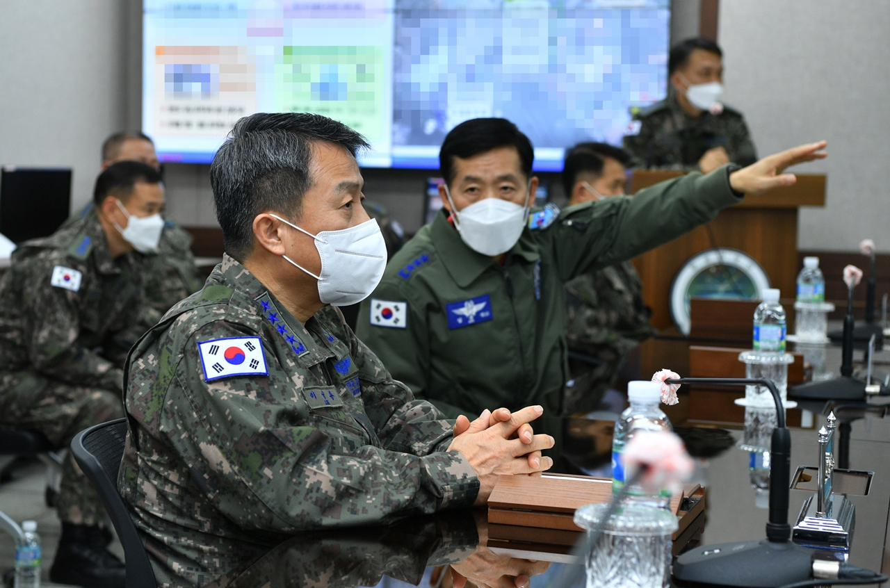 이성용 공군참모총장은 19일 작전사령부를 찾아 한국항공우주작전본부(이하 ‘KAOC’, Korean Air and Space Operation Center)를 비롯한 공군작전의 핵심시설을 현장지도하고, 확고한 군사대비태세 유지에 최선을 다하고 있는 장병과 군무원을 격려했다./ⓒ공군