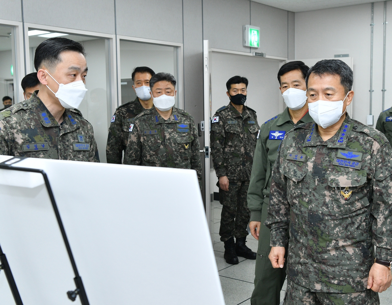 이성용 공군참모총장은 19일 작전사령부를 찾아 한국항공우주작전본부(이하 ‘KAOC’, Korean Air and Space Operation Center)를 비롯한 공군작전의 핵심시설을 현장지도하고, 확고한 군사대비태세 유지에 최선을 다하고 있는 장병과 군무원을 격려했다./ⓒ공군