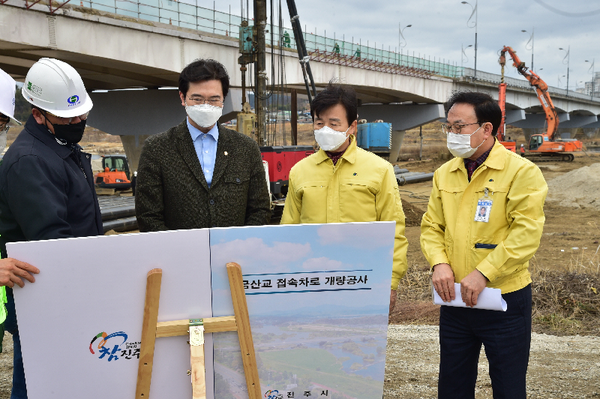 진주시 금산교 도로 확장 공사가 드디어 착공되었다다.(조규일 시장 현장 점검 모습 ) /ⓒ진주시