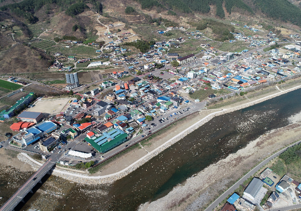 청군이 코로나19로 어려움을 겪는 덕산시장에 활력을 불어넣기 위한 소비촉진 행사로 ‘온누리상품권 페이백 이벤트’를 실시한다. /ⓒ산청군