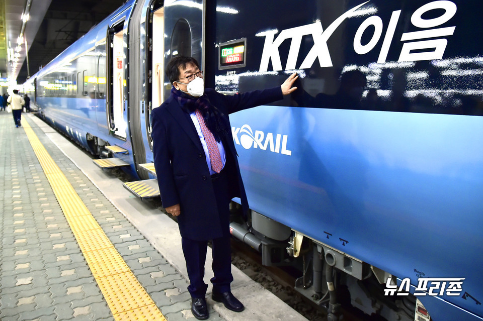 이상천 제천시장이 KTX-이음 앞에 섰다. (사진제공=제천시)