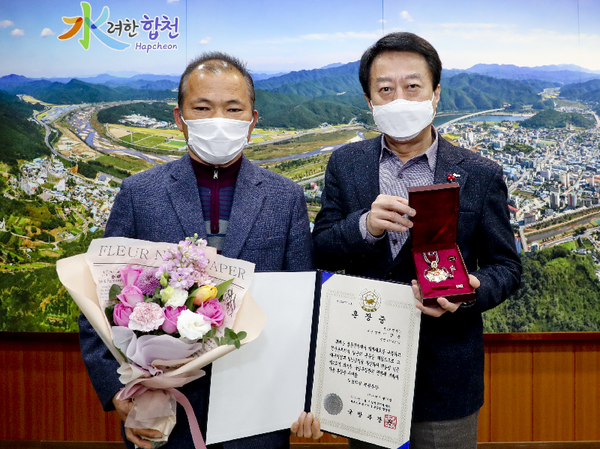 합천군은 군수실에서 6.25전쟁 공훈자 유족을 대상으로 무공훈장을 전도 수여했다./ⓒ합천군