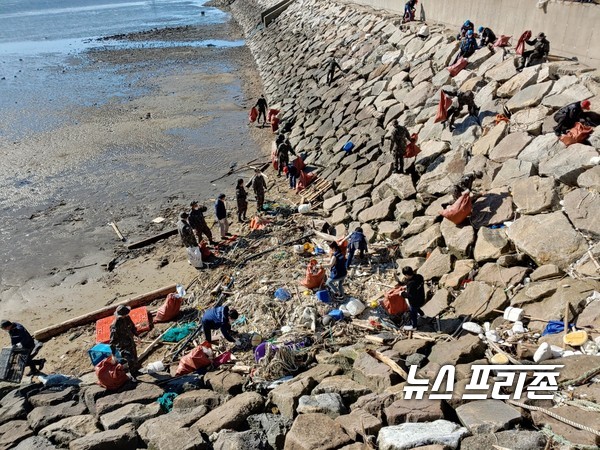 자료사진. 지난해 송도 앞바다에서 진행된 해양쓰레기 집중수거 활동 모습. / ⓒ인천시