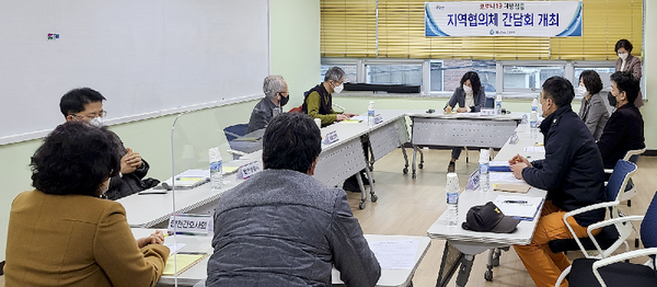 합천군은 코로나19 백신 예방접종의 안정적이고 성공적인 추진을 위하여 합천군 보건소 2층 기억도움실에서 지역협의체 간담회를 가졌다. /ⓒ합천군