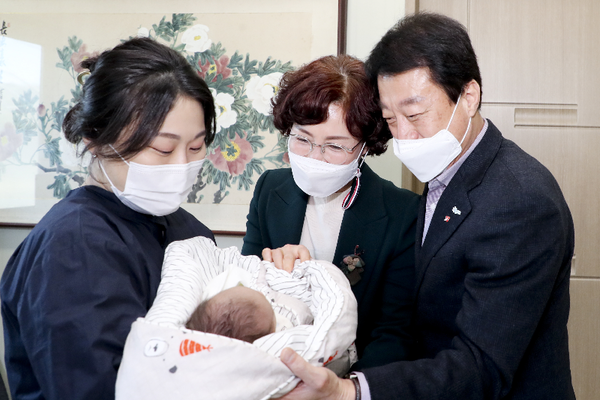 합천군, 2021년 첫 아이 출산 축하 방문./ⓒ합천군