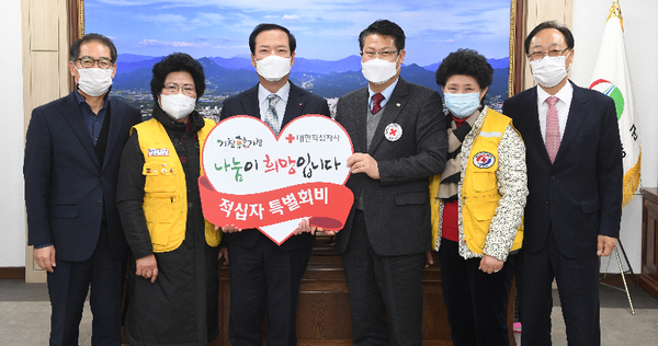 구인모 거창군수는 27일 대한적십자사 경남지사에 적십자 특별회비을 전달했다./ⓒ거창군