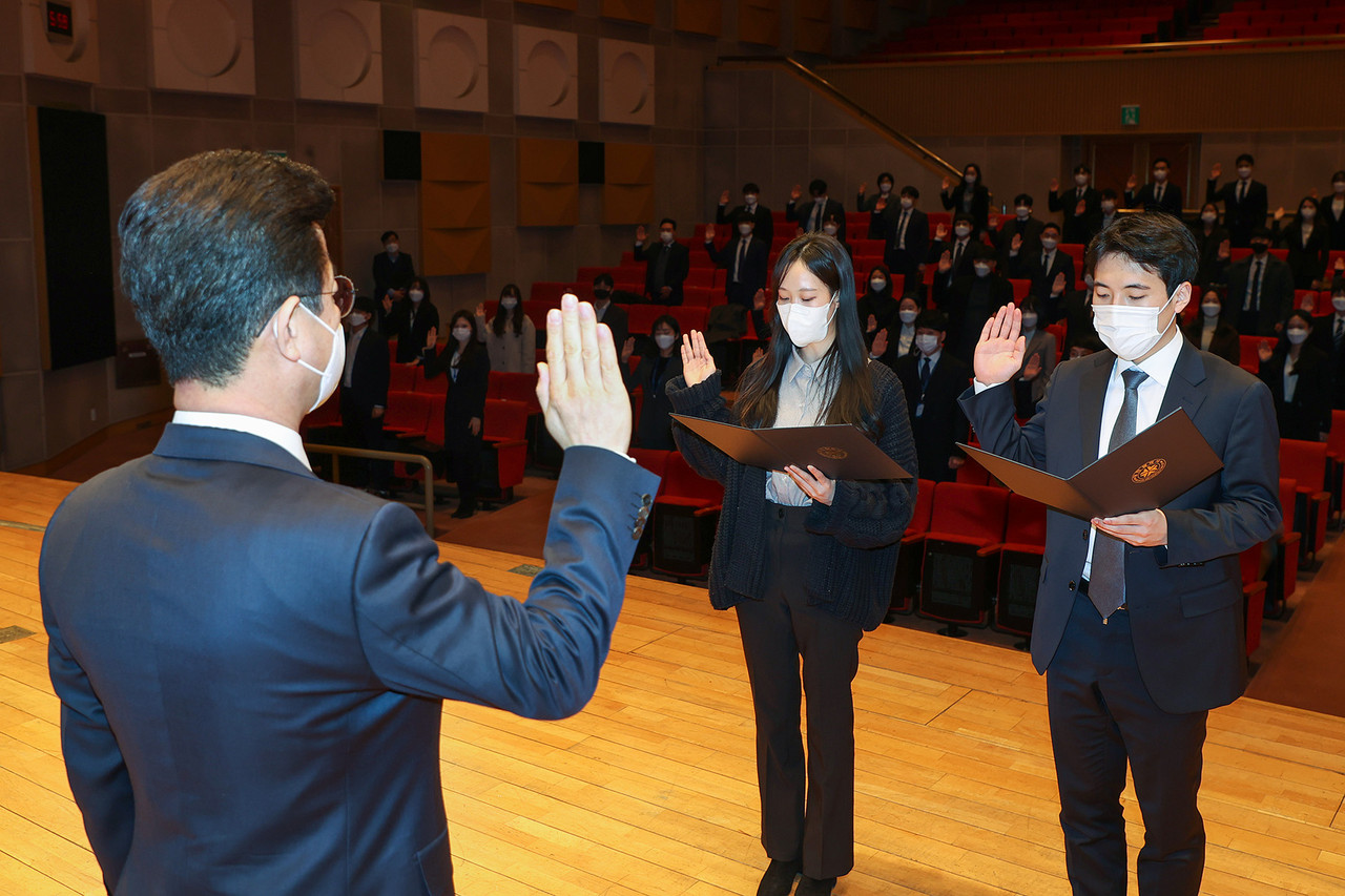 허태정 대전시장이 27일, 공직사회 코로나19 방역 조치 준수 하에 대전시 새내기 공직자 92명에게 임용장을 수여하고 있다./ⓒ대전시