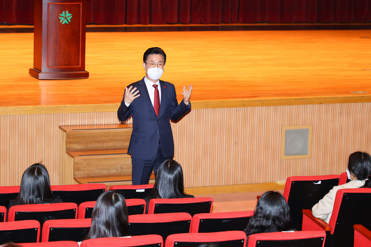 허태정 대전시장이 27일, 대전시 새내기 공직자 92명에게 임용장을 수여하고 "시민과 함께하는 대전시정의 중요성과 시민의 눈높이에서 공직생활에 임해줄 것”을 당부했다./ⓒ대전시