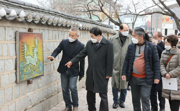 주낙영 경주시장과 지역 작가들이 대릉원 돌담길과 팔우정 공원을 찾아 신라시대 유적과 유물을 모티브로 한 작품을 감상하고 있다/Ⓒ경주시