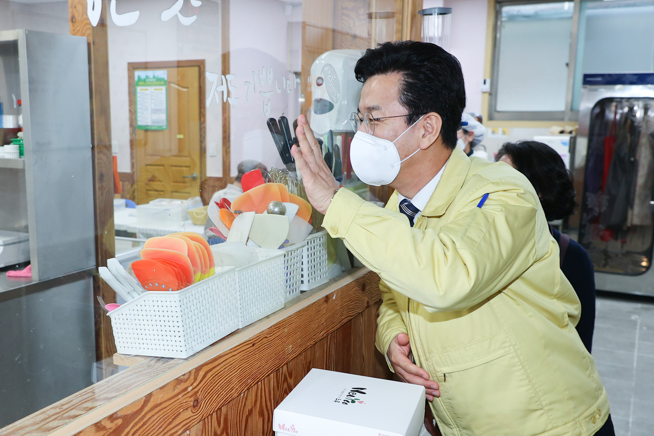 대전시는 설 명절을 맞아 따뜻한 나눔문화 확산을 위해 1일 어려운 이웃을 찾아 인사를 하고 있다./ⓒ대전시