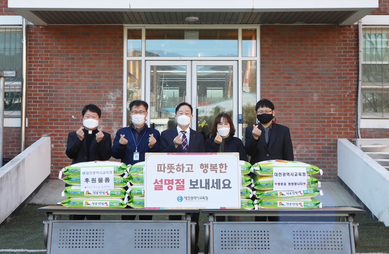 설동호 대전시교육감이 설 명절을 맞아 2일 효광원과 대덕구노인종합복지관, 온달의집을 방문해 시설 관계자들을 격려하고 아동, 장애인, 어르신들과 훈훈한 나눔의 시간을 가졌다./ⓒ대전시교육청