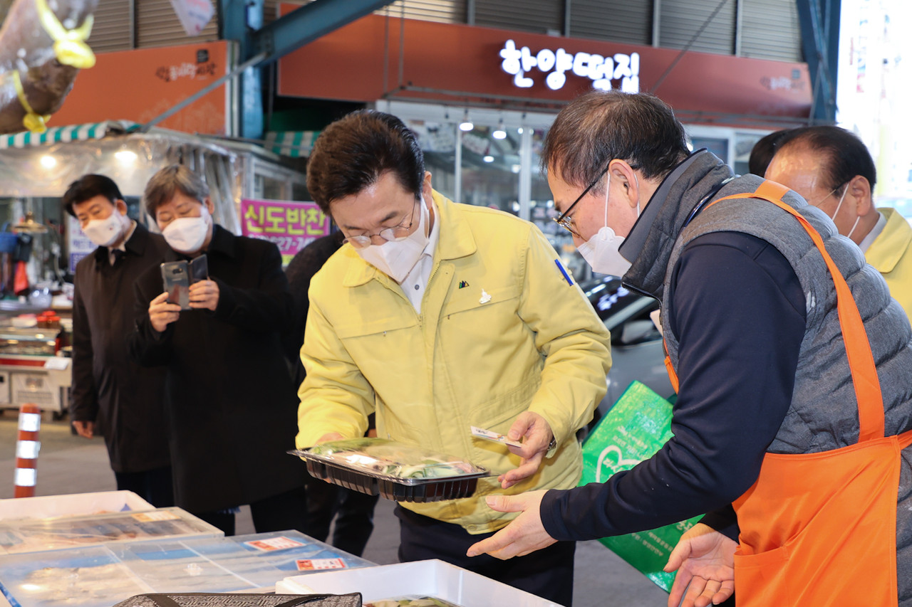 허태정 대전시장이 설 명절을 앞둔 3일 오후 신도꼼지락시장 등 민생현장을 직접 찾아 소상공인들을 격려했다./ⓒ대전시