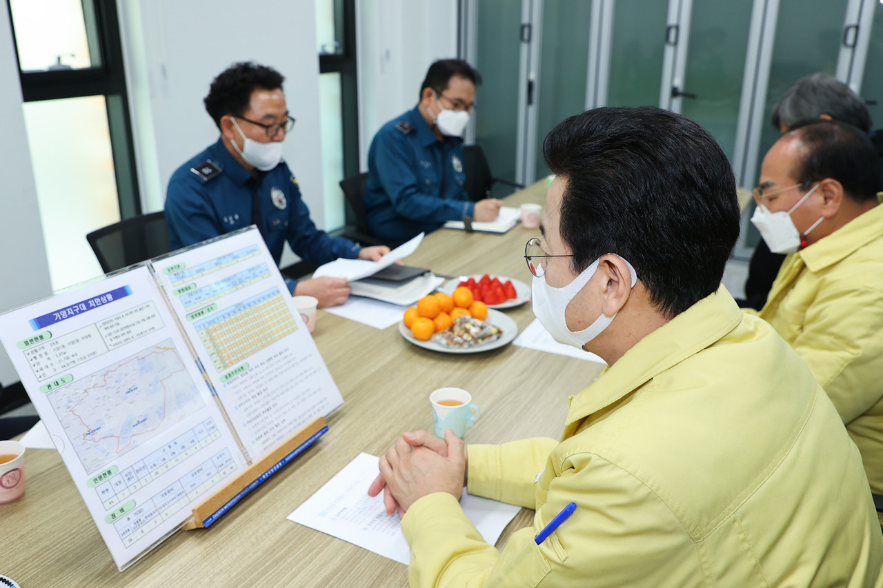 허태정 대전시장이 설 명절을 앞둔 3일 오후 가양지구대를 방문해 경찰들을 격려하고 있다./ⓒ대전시