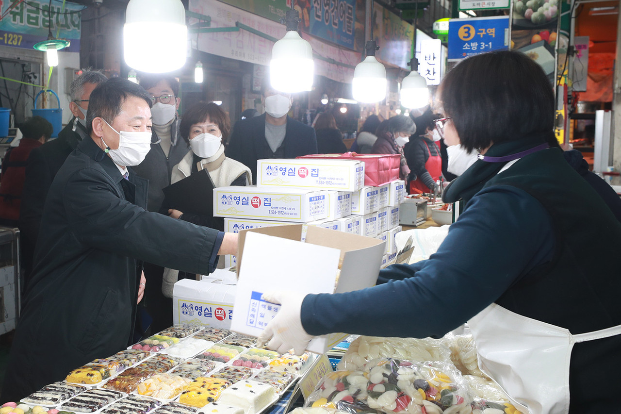 서철모 행정부시장이 5일 설 명절을 맞아 시민 소통과 따뜻한 나눔을 전하기 위해 전통시장을 찾아 시민과 소통하며 상인들을 격려했다./ⓒ대전시