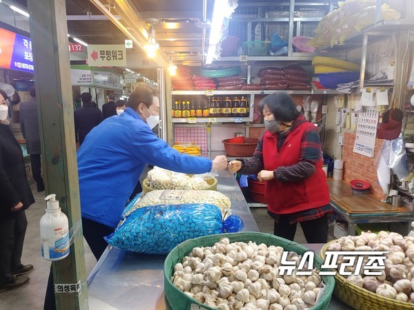 사진은 우상호 후보자가 가락시장 상인과 반갑게 주먹인사를 하고 있다.ⓒ최문봉 기자