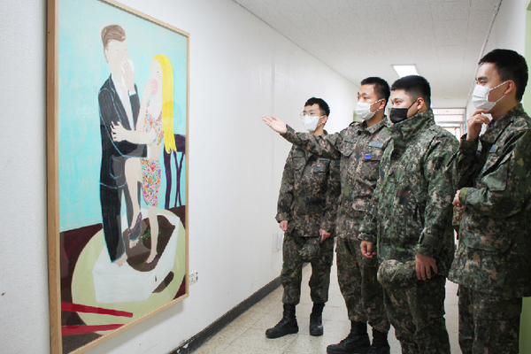 하동군은 공군 방공관제사령부 예하 제8357부대는 지난 5일 국립현대미술관에서 대여한 다양한 예술품 10점을 부대 내 전시했다. /ⓒ하동군