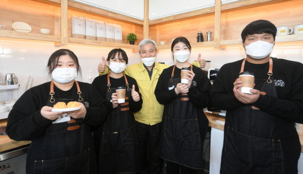 오산시가 복합관광시설 이용객 방문안내센터인 ‘어서오산휴(休)센터’ 건물 건축을 완료하고 본격 운영을 위한 준비를 갖추고 있다./ⓒ오산시