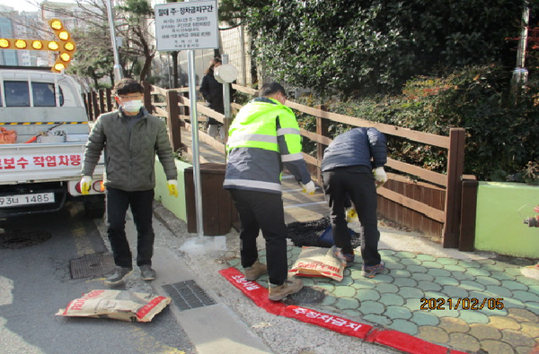 거제시는 설 연휴를 대비하여 지난달 21일부터 2월 10일까지 관내도로에 대하여 긴급점검을 실시한다./ⓒ거제시