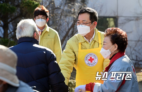 박남춘 인천시장이 설 명절을 앞두고 민생현장 방문을 가졌다. 사진은 8일 연수구대한적십자사 인천지사 급식소를 찾아 봉사자들과 급식 대체식을 배부하고 있는 모습. / ⓒ인천시