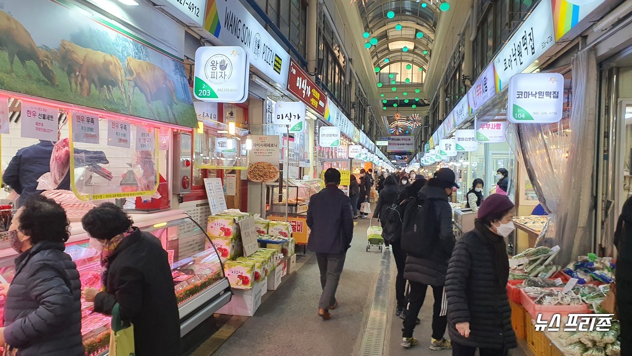 설 명절을 사흘 앞둔 9일 오후 대전시 서구 괴정동 한민시장에서 제수용품 등을 구입하려는 시민들의 발길로, 코로나19 이전과는 비교가 되지는 않지만, 시장이 활기를 되찾고 있다./ⓒ이현식 기자