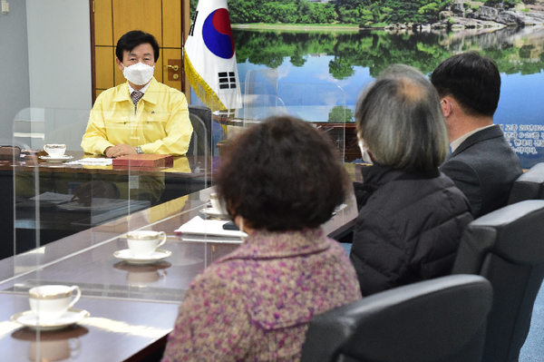 조규일 진주시장이 한국미술협회진주지부 임원진과 간담회를 갖고 지역 미술계의 발전과 미술인의 활발한 창작활동을 당부했다. /ⓒ진주시