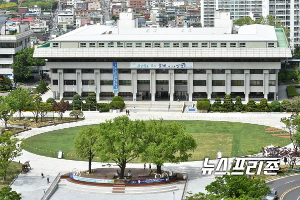 인천시는 ‘인천형 맞춤 미세먼지 저감사업’의 본격적인 추진을 통해 2030년까지 초미세먼지 농도를 15㎍/㎥로 낮춘다는 계획이다. 자료사진. 사진은 인천시청사 전경. / ⓒ인천시