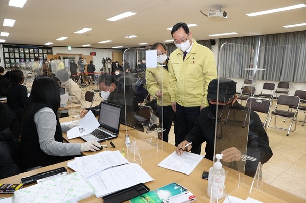 명현관 해남군수가 해남읍사무소를 찾아 재난기본소득 지급 현장을 점검했다/ⓒ해남군