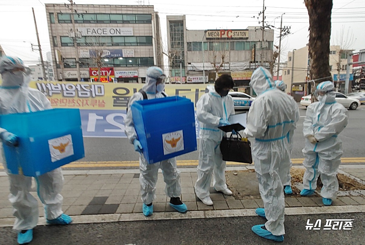 대전경찰청 반부패경제범죄수사대가 15일 오전 신종 코로나바이러스 감염증(코로나19) 확진자가 무더기로 발생한 IEM국제학교 관련 대전 IM선교회 본부를 압수수색한 후 압수품을 옮기고 있다./ⓒ이현식 기자