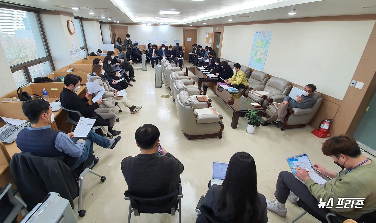 대전시교육청(교육감 설동호)이 16일 오전 시교육청 기자실에서 안전한 학교 환경 조성과 학생‧학부모 불안감 해소 및 교육과정 운영의 정상화를 위해 ‘2021년 새학년 준비를 위한 학사 운영 내실화 지원 종합대책 추진 계획’, ‘2021년 새학년 준비를 위한 초등학교 지원 종합 계획’을 발표하고 있다./ⓒ이현식 기자