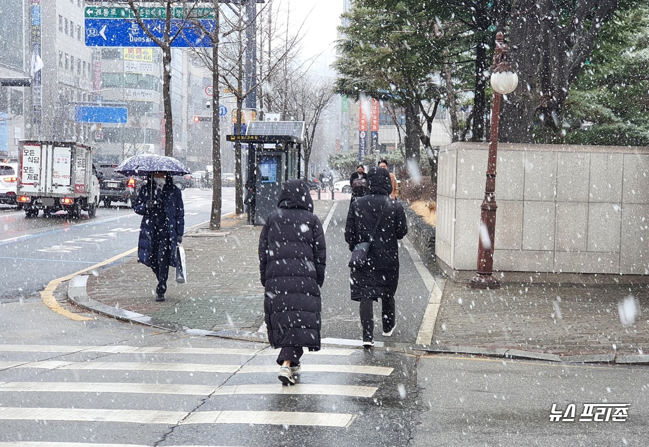 대전지역에 한파주의보가 내려진 16일 최저기온 영하 -6도 오후 영상 1도(체감 -2도)의 기온을 나타내는 가운데, 짧고 강한 눈이 내리면서 시민들이 두터운 복장으로 눈을 피하며 발길을 재촉하고 있다./ⓒ이현식 기자