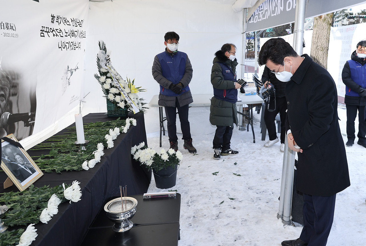 허태정 대전시장이 17일 오전 지난 1950년대부터 민주화운동에 헌신하신 故 백기완 통일문제연구소장의 시민분향소를 찾아 고인을 애도했다./ⓒ대전시