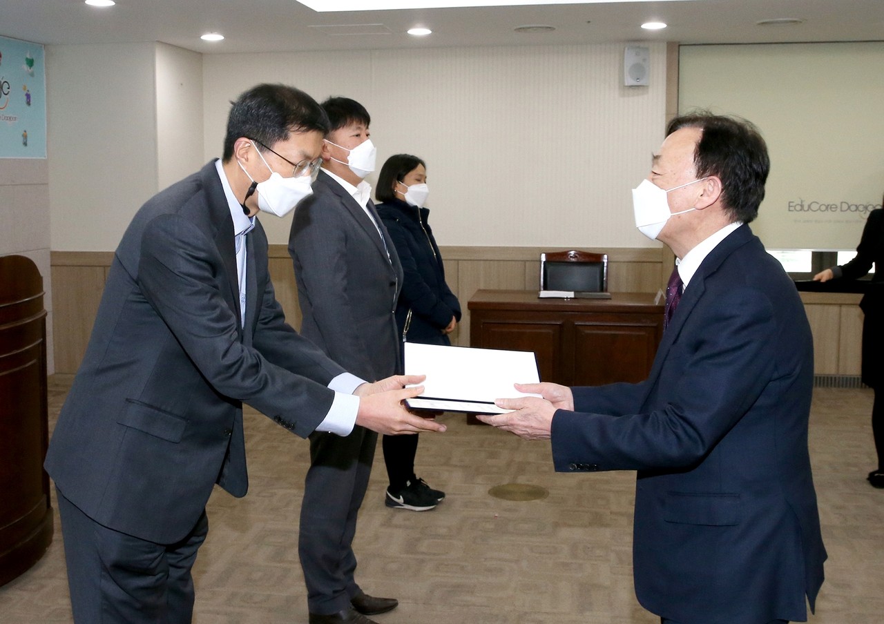 설동호 대전시교육감이 18일 오후 시교육청에서 제3기 학부모위원 위촉장을 수여하고 있다./ⓒ대전시교육청