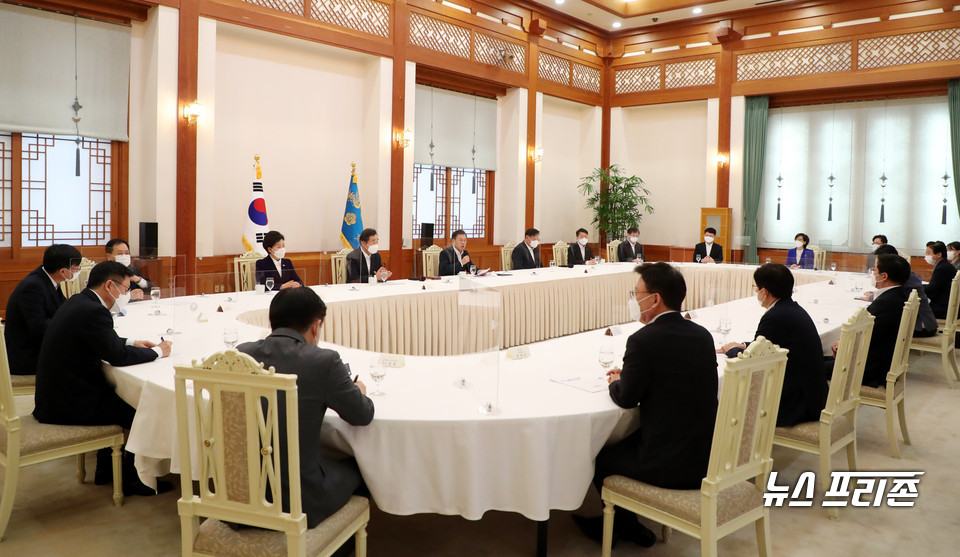 문재인 대통령이 19일 오전 청와대 본관에서 열린 더불어민주당 지도부 초청 간담회에서 인사말을 하고 있다. ©연합뉴스