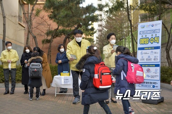 인천시교육청이 신학기 등교수업에 대비한 필수 방역물품 지원 방침을 밝혔다. 자료사진. 사진은 도성훈 인천시교육감이 지난해 관내 학교를 방문해 등교하는 학생에게 직접 마스크를 씌워주고 손 소독제를 뿌려주는 등 방역활동을 펼치는 모습. / ⓒ인천시교육청