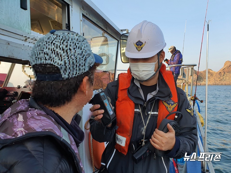 보령해경이 낚시어선에서 음주측정을 하고 있다.©보령해양경찰서