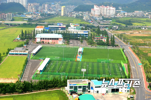 ​진주시가 오는 22일부터 진주스포츠파크 축구장, 풋살장 등 실외 공공체육시설 6곳을 완전 개방한다.(진주스포츠파크)/ⓒ뉴스프리존 DB​