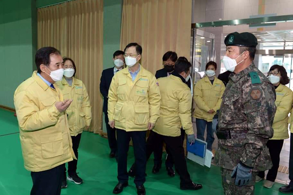 박윤국시장이 ‘백신수송 및 보관 관련 범정부 통합 모의훈련’ 중 군 관계자와 백신수송에 관해 의견을 나누고 있다. /Ⓒ박윤국시장 SNS발췌