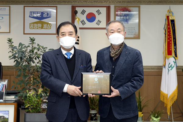 박윤국 포천시장이 한탄강 주변에서 수집한 유물 19점을 한탄강 세계지질공원 센터에 기증한 (사)남북체육교류협회 대외협력위원회 한귀덕 위원장에게 감사패를 전달했다./Ⓒ포천시청