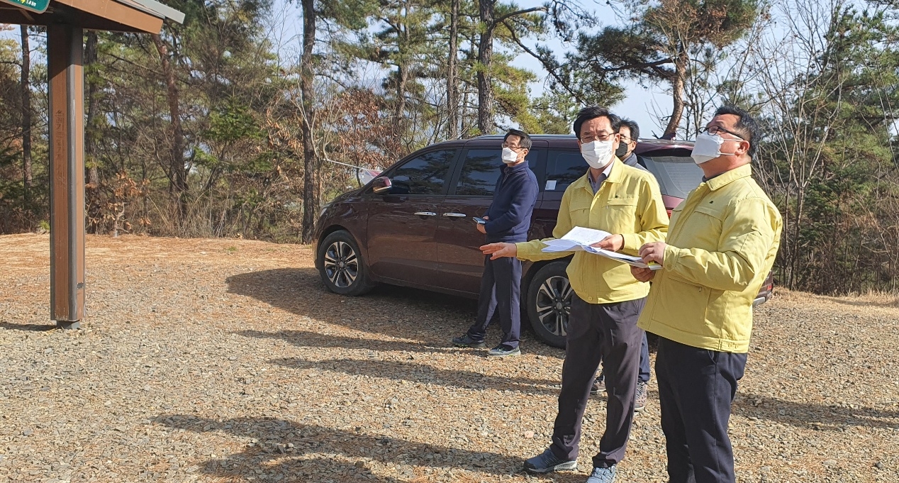 홍종원 대전시의회 행정자치위원장(오른쪽)은 22일 중구 보문산 행복숲길을 방문해 시민 불편을 해소하는 민원해결을 위해 시 관계자와 함께 현장을 둘러보고 있다./ⓒ대전시의회