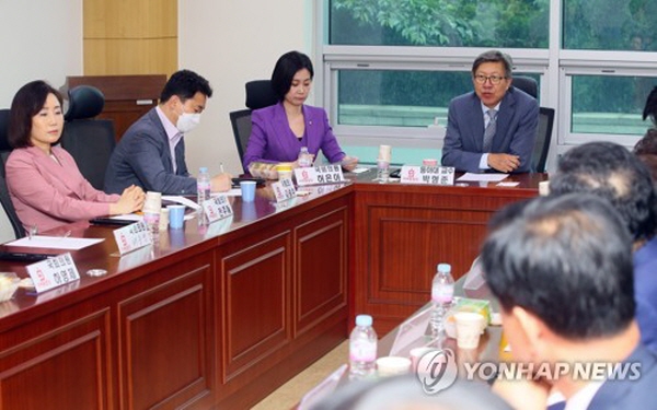 국민의힘 부산시장 예비후보인 박형준 전 의원은 지난 총선 당시 미래통합당 공동선거대책위원장을 맡은 바 있다. 총선 컨트롤타워를 맡았던 그는 지난 총선 참패 이후 미래통합당(현 국민의힘) 초선모임 강연에서 "요즘은 보수 유튜버 반응 등이 우리의 생각을 결정하는 중요 요소가 돼버렸다"며 이들과 거리두기를 요청했다. /ⓒ 연합뉴스