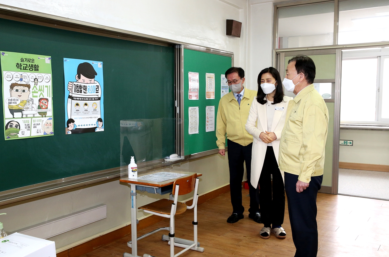 설동호 대전시교육감이 25일 서대전초등학교를 방문해 3월 신학기부터 등교수업이 확대 시행됨에 따라 개학 전 학교 방역준비 상황을 살피고 있다./ⓒ대전시교육청