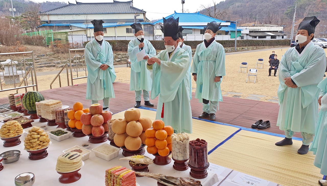 황인호 동구청장이 25일 오전 10시 대청동 다목적회관 잔디마당에서 열리는 대청동 대청호반 정월대보름제 행사에 참석해 제를 올리고 있다./ⓒ이현식 기자