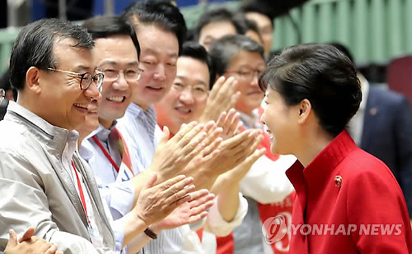 박근혜는 대통령 임기 중에 열린 새누리당 전당대회에 모두 참석해 축사를 한 바 있다. 과거 노무현 전 대통령에게 그토록 들이댔던 정치적 중립 같은 것은 안중에도 없다는 모습이었다. 박근혜 자신이 미는 후보를 대표나 최고위원으로 밀어달라는 그런 신호로 보일 수밖에 없어서다. /ⓒ 연합뉴스