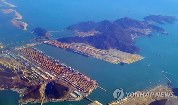 '가덕신공항 특별법'이 26일 오후 국회 본회의를 통과, 가덕도를 신공항 입지 장소로 확정했다. 사진은 신공항 건설이 추진되는 부산 강서구 가덕도와 부산항 신항의 모습. /ⓒ 연합뉴스