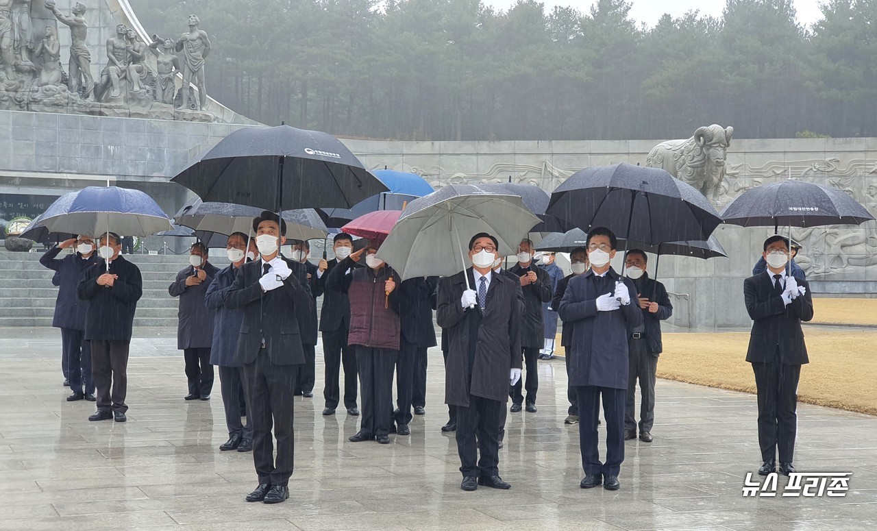 허태정 대전시장은 1일 오전 제102주년 3‧1절을 맞아 일부 간부 직원들과 함께 국립대전현충원을 찾아 국가와 민족을 위해 희생한 순국선열과 호국영령들을 위해 참배했다./ⓒ이현식 기자